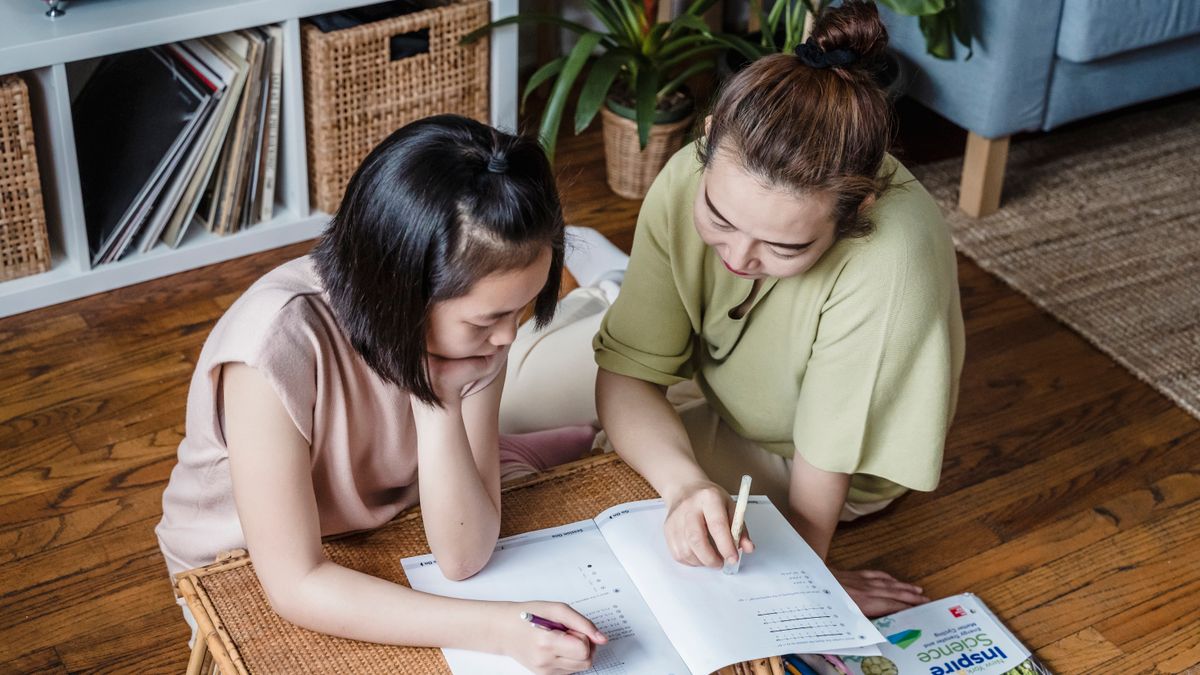 家庭で親が子どもの生活をそばで支えている様子