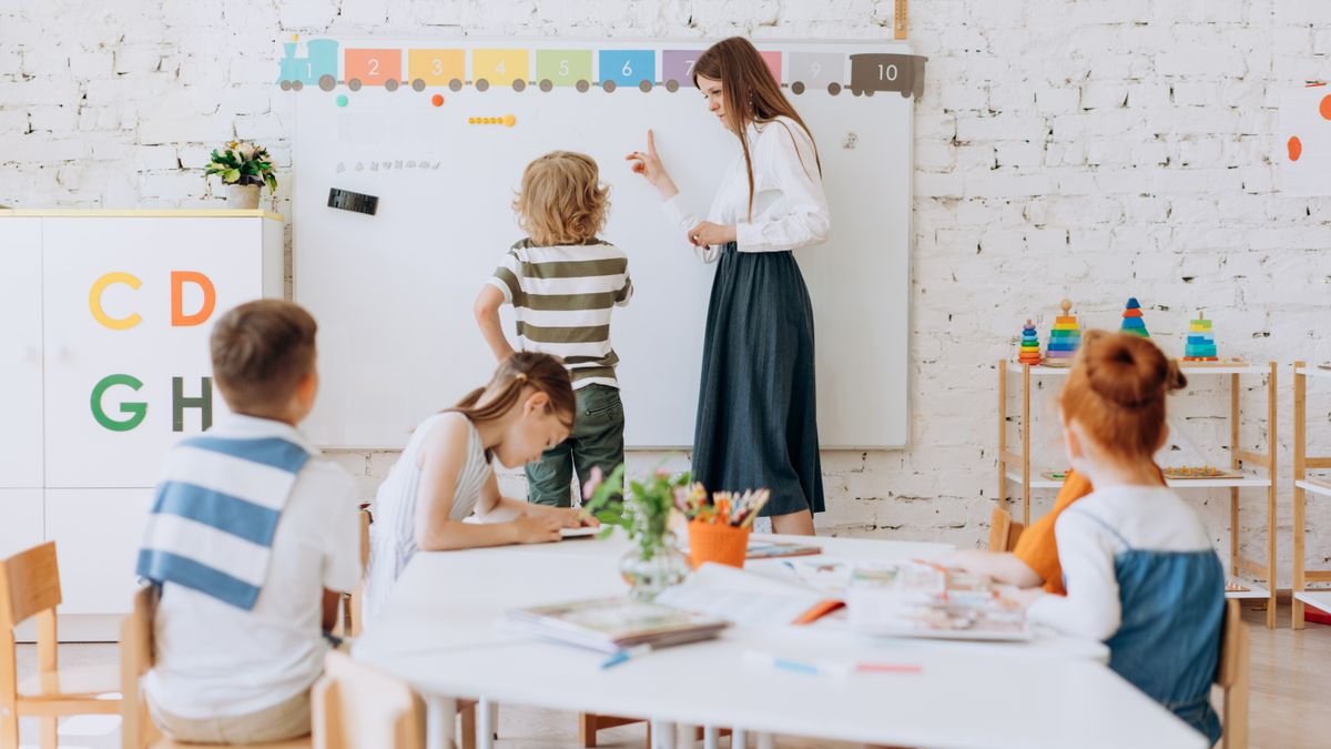 教室で学習する子どもたちと先生の様子