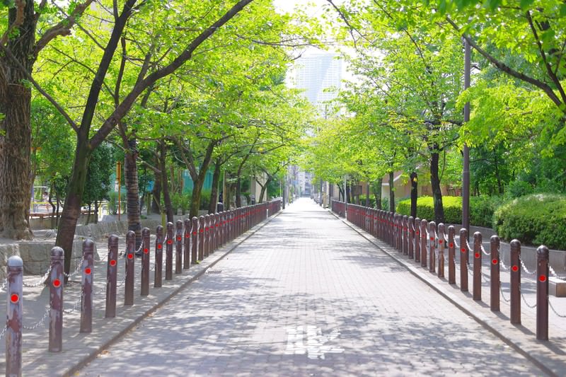 立ち止まって今の悩みを見つめ直すイメージ